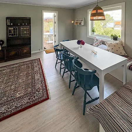 펜션 Three Bedroom Cozy In Flekkeroy