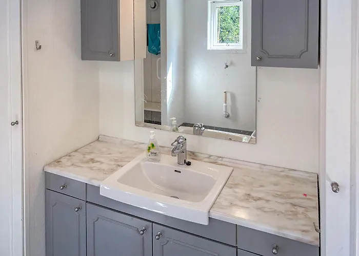 Three Bedroom Cozy In Flekkeroy Holiday home Mebo