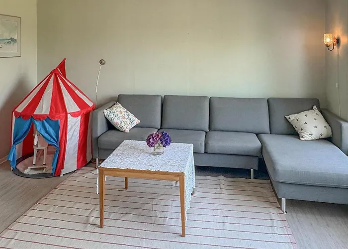 Three Bedroom Cozy In Flekkeroy Holiday home Mebo