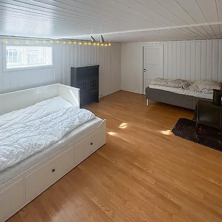 Three Bedroom Cozy In Flekkeroy Mebø
