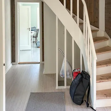 Three Bedroom Cozy In Flekkeroy Mebø